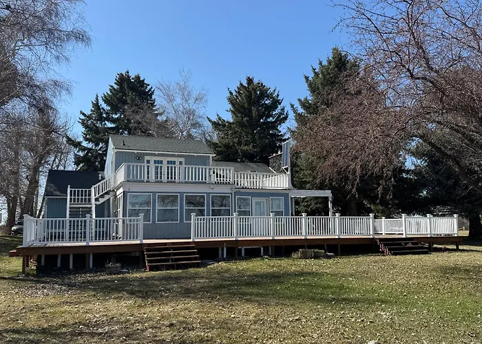 Cottage On The Lake