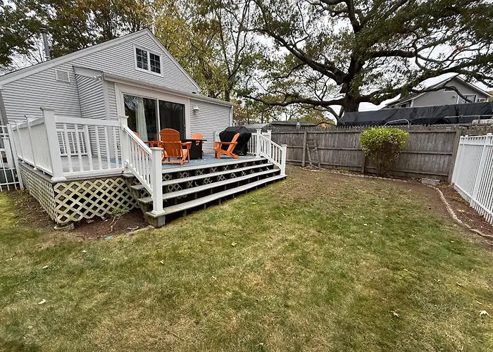 Cozy Waterfront Cottage - Sleeps 4