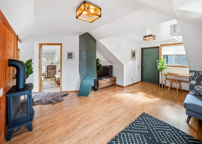 Mountain View Retreat In The Heart Of Banff - Massive House Sleeps 23
