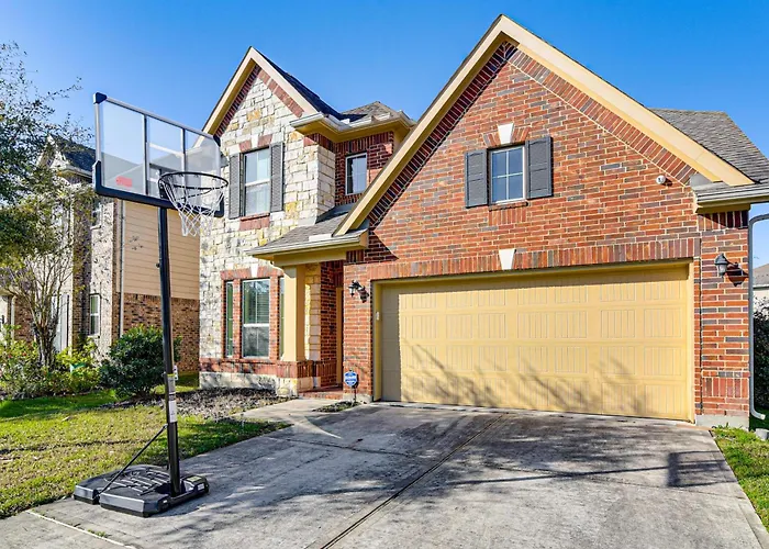 Covered Patio & Spacious Yard: Houston Area Home!