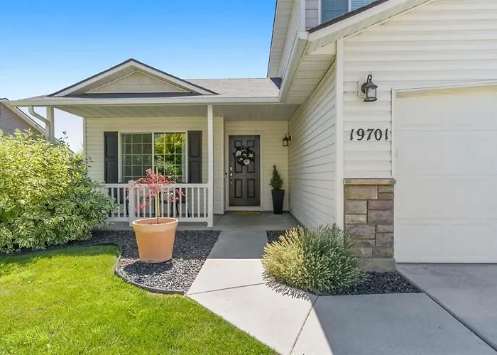 Caldwell Lux Getaway! Large Family Friendly Home