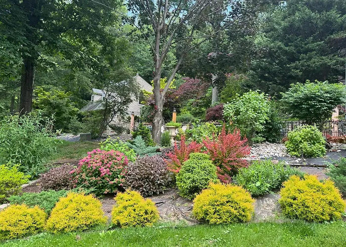 Stone Leaf Farm Private Nature Retreat With Pool, Waterfalls, Orchards & Gardens