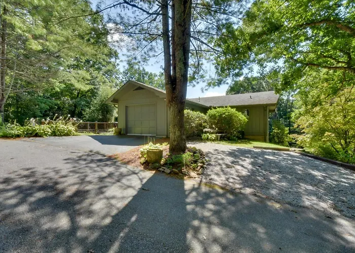 Stunning Dillard Home W/ Yard In Sky Valley!