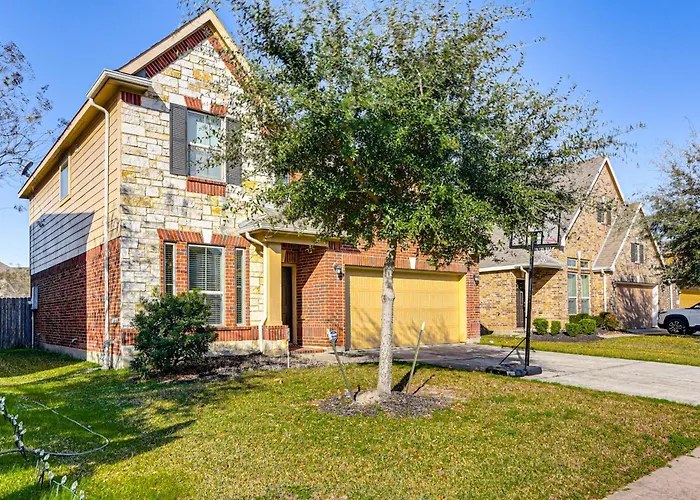 Covered Patio & Spacious Yard: Houston Area Home!