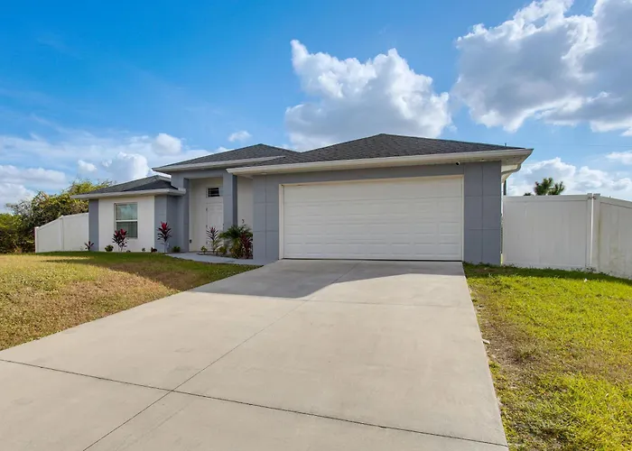 Furnished Lanai & Yard: Comfy Lehigh Acres Getaway