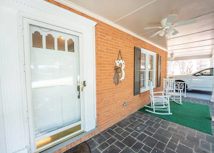 Martinsville Gem - Fireplace, Pets, Near The Park