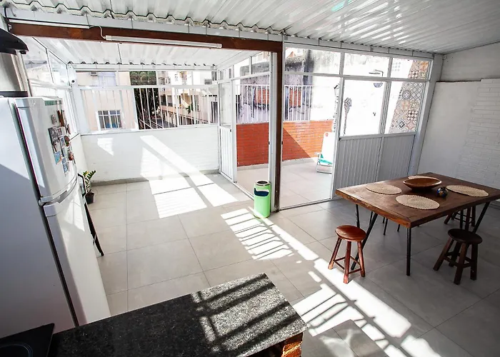 Espaço Sideral - Quartos com ar-condicionado, 5min Estádio Maracanã, 8min UERJ, shopping, 12min metrô, wi-fi 300mbp, ampla área comum com cozinha - prático e confortável