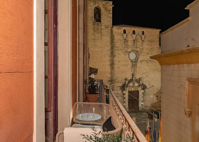 Casa Indiana En El Corazon De Begur Con Azotea