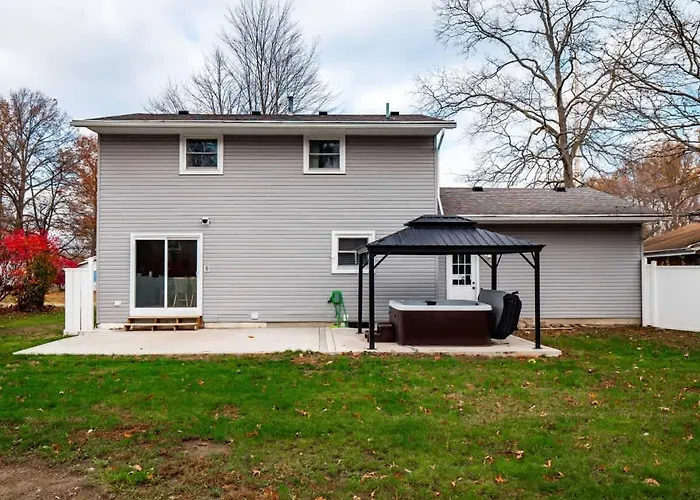 Vermilion Retreat With Game Room, Hot Tub And Across From Community Pool
