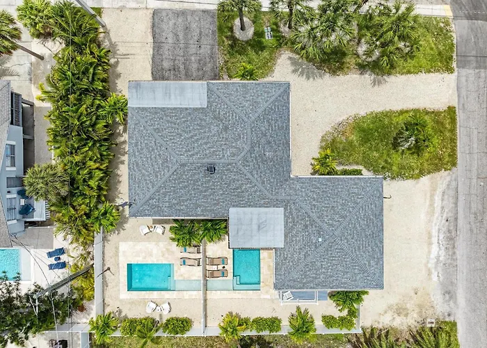 Ami Sand Dollar: Dog Friendly, Private Pool, 2 Blocks To Beach By Anna Maria Life Vacation Rentals