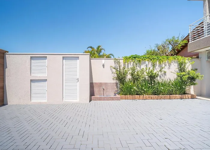 Casa com piscina e área de lazer com 08 dormitórios