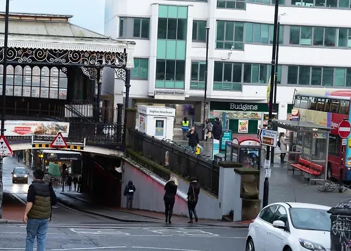 Luxury Pad Centrally Located Near Brighton Station
