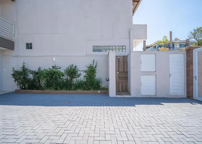 Casa com piscina e área de lazer com 08 dormitórios