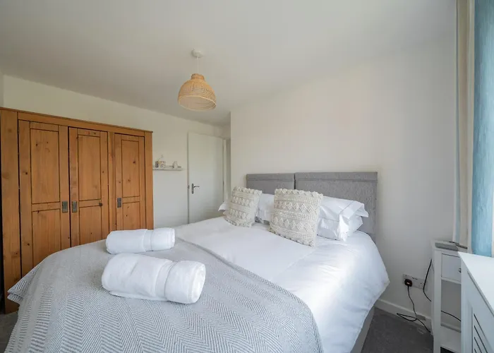 High Tide - Two Bedroomed Apartment With Free Parking And A Balcony With Sea Views
