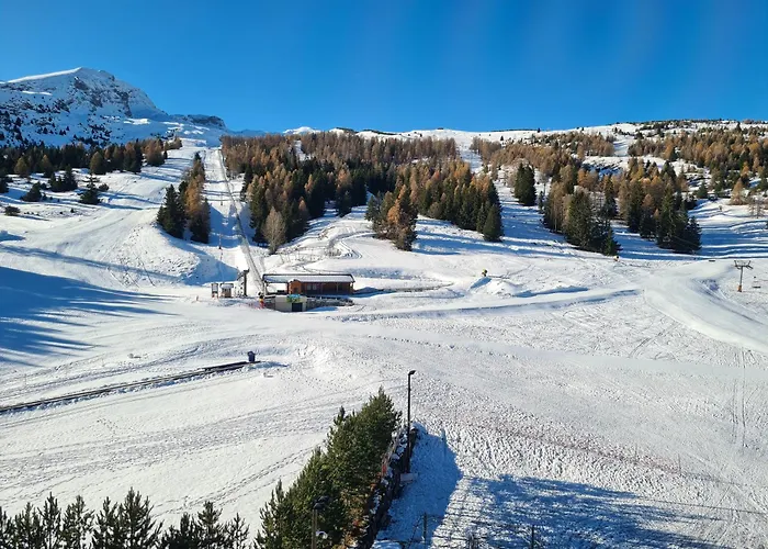 L' Eclat Des Sommets En Face Et Aux Pieds Des Pistes