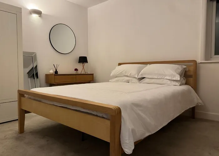 The Clock Tower Apartment: Modern 2-Bed with Free Parking in Southsea