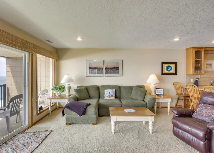Lincoln Beach Condo W/ Balcony + Ocean Views!