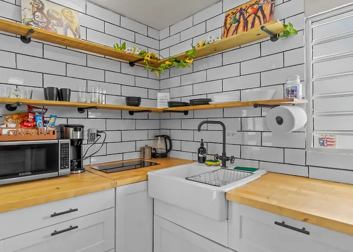 Cozy 4 Guest Apt With Air Conditioning, Free Parking & Wi-Fi