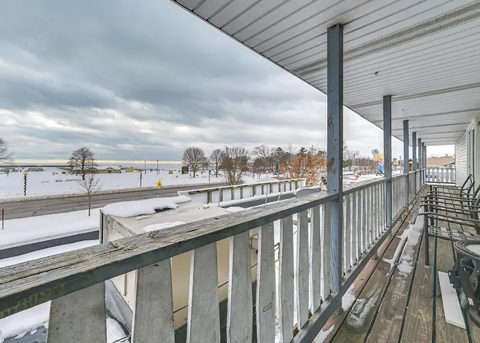 Peaceful Downtown East Tawas Lakefront Retreat