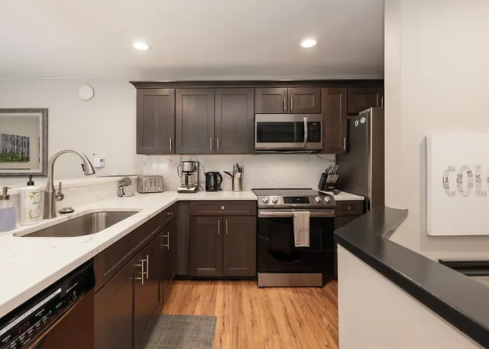 Great Location! Downtown Wp With Hot Tub! Sleeps 6!