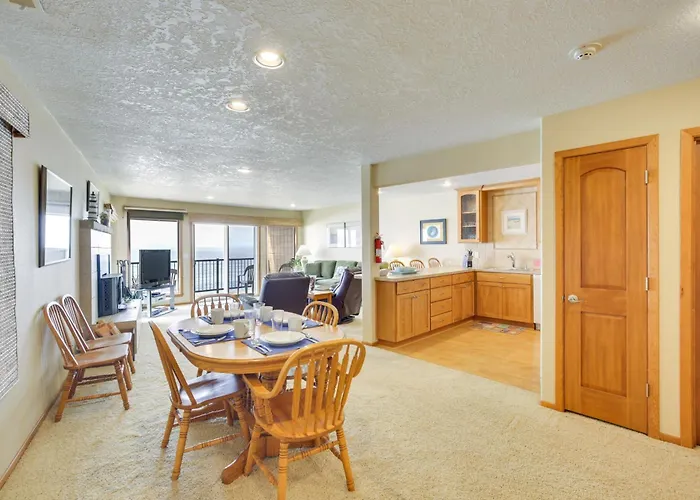 Lincoln Beach Condo W/ Balcony + Ocean Views!