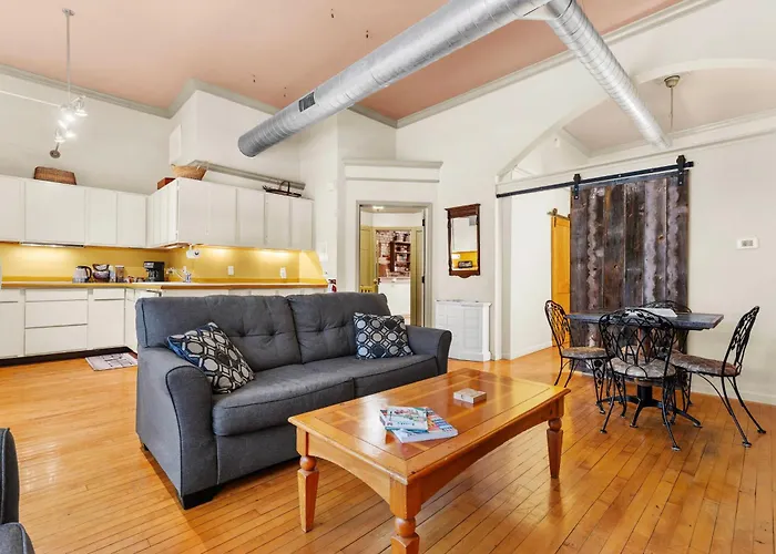 Historic Loft W/ Private Deck, 2 Blocks To Dtwn