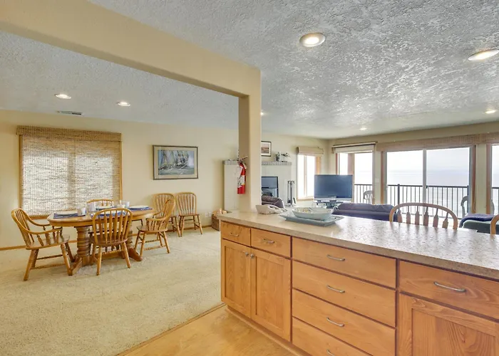 Lincoln Beach Condo W/ Balcony + Ocean Views!