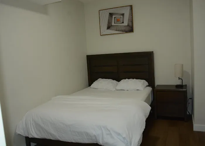 Cozzy Cityscape & Airport Retreat