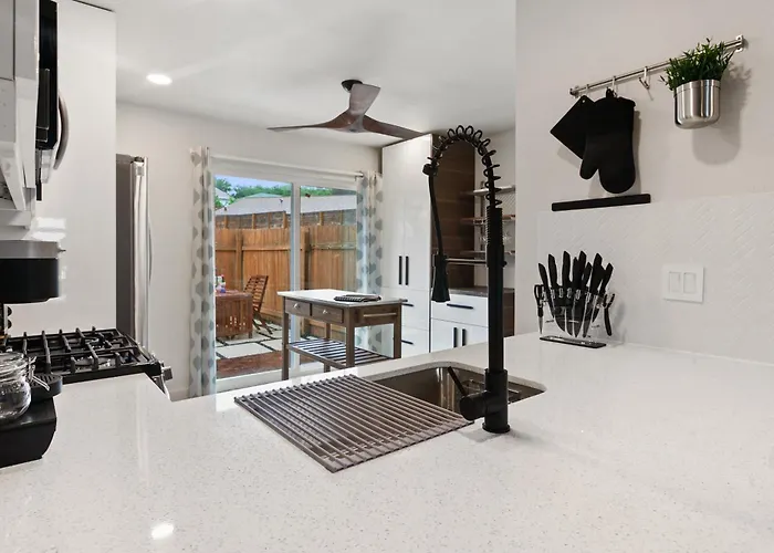 Contemporary Couples Getaway Near Austin Favorites - Loft 21