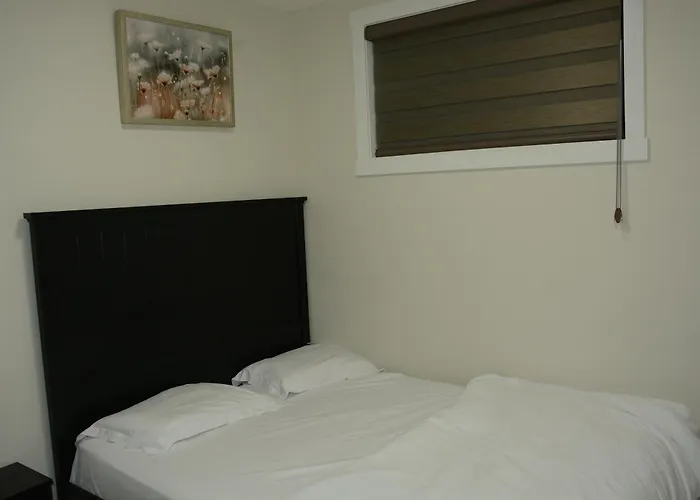 Cozzy Cityscape & Airport Retreat