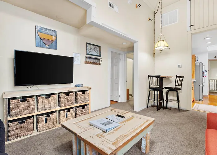 Bright Historic Apartment | 2 Blocks To Downtown