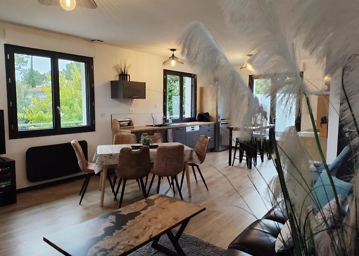 Villa Papillon***. Location Appartement 1Er Etage.