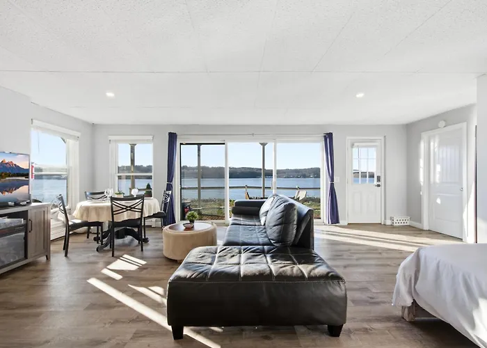 Riverside Retreat-Waterfront Walkout Apartment
