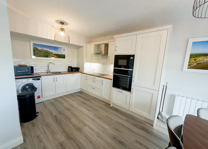 Luxury 2-Bedroom Apartment Overlooking The Beach