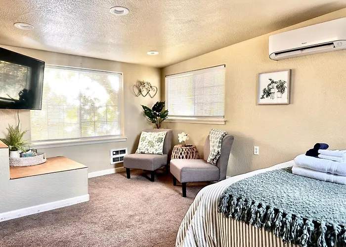 Near Downtown- Kitchen-Washerdryer-Parking