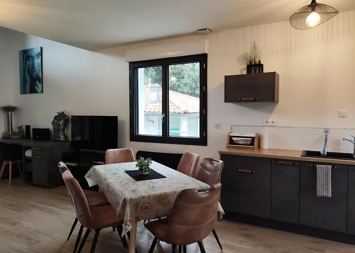 Villa Papillon***. Location Appartement 1Er Etage.