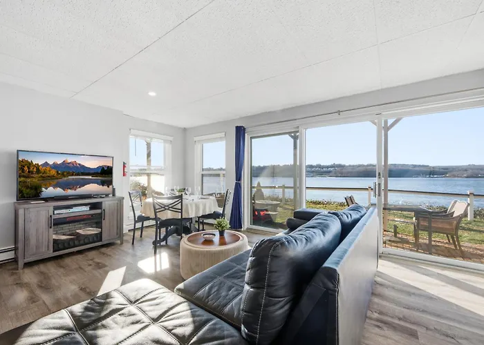 Riverside Retreat-Waterfront Walkout Apartment