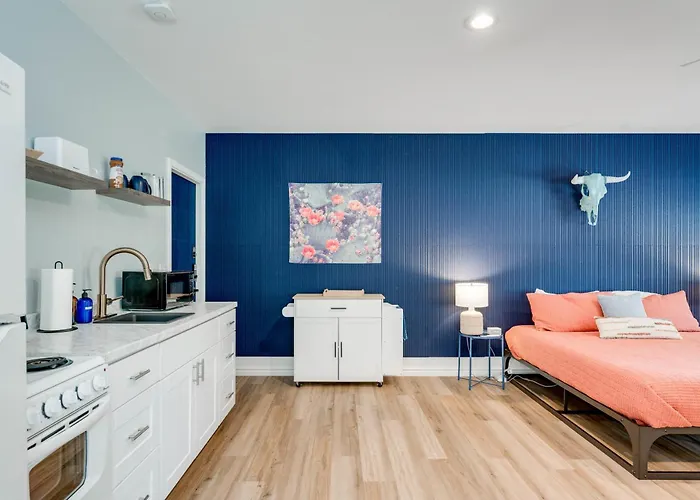 Lake View Apartment With Kitchen - On 3 Acres Adjacent Shared Walls With Main House