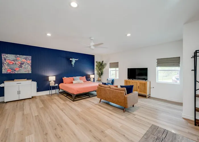 Lake View Apartment With Kitchen - On 3 Acres Adjacent Shared Walls With Main House