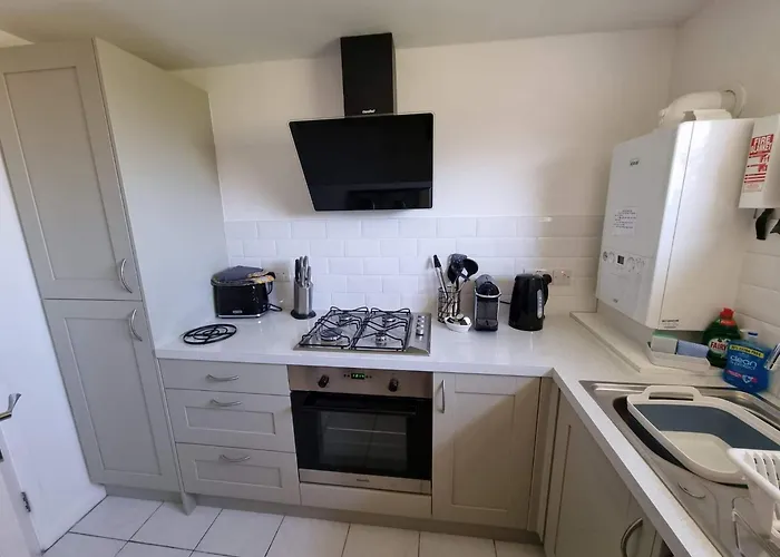 High Tide - Two Bedroomed Apartment With Free Parking And A Balcony With Sea Views