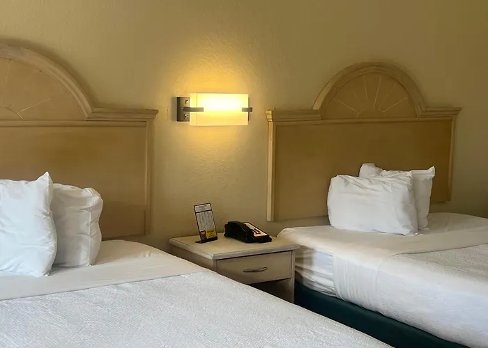 Hole Inn The Wall Hotel - Fort Walton Beach - Sunset Plaza - Nearby Beaches & Hurlburt