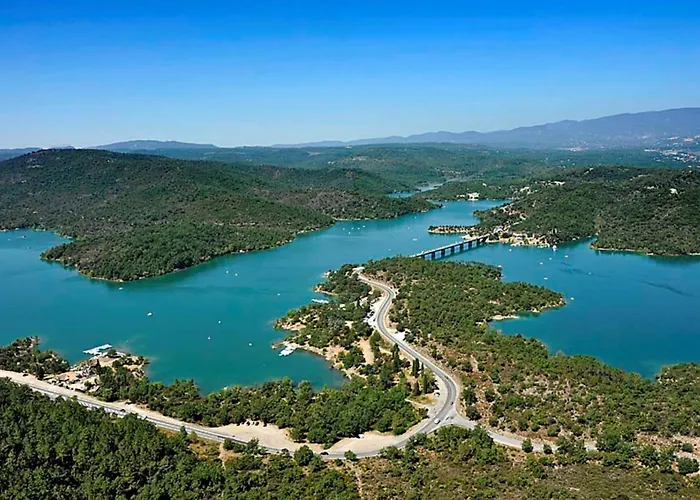 Villa La Soleiade: Lakeside Gites with AC near Cannes