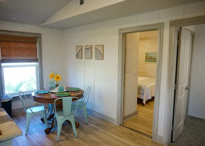 Anna Maria Island Tree House Pet Friendly!