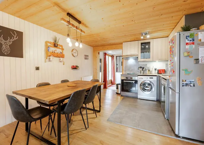 Chalet Lapiaz - 2 Chambres Plein Centre - Jardin, Wifi & Parking!