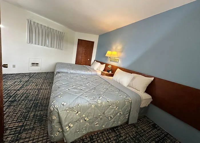Curly Redwood Lodge