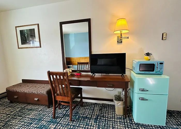 Curly Redwood Lodge