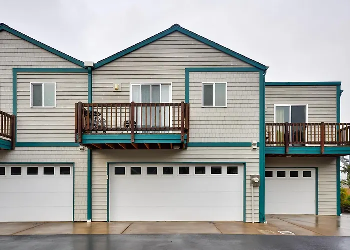 Waterfront Oregon Abode W/ Balcony & Ocean Views!