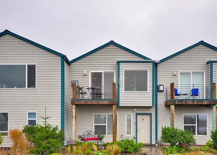 Waterfront Oregon Abode W/ Balcony & Ocean Views!