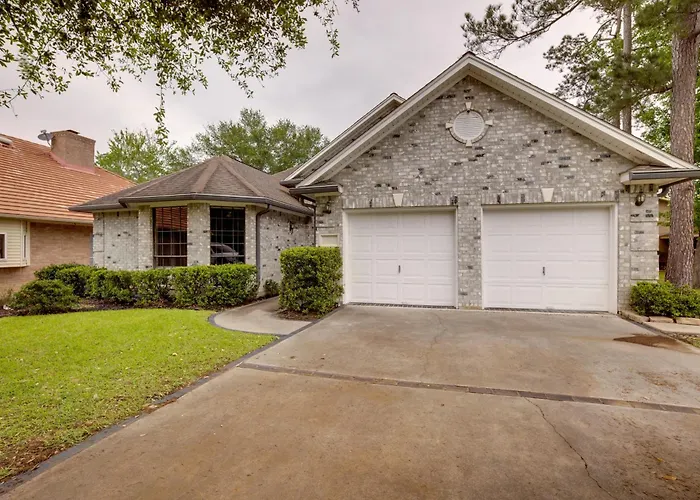 Grills & Boat Dock: 'Comfy Cove' On Lake Conroe
