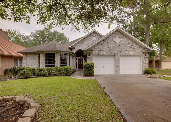 Grills & Boat Dock: 'Comfy Cove' On Lake Conroe